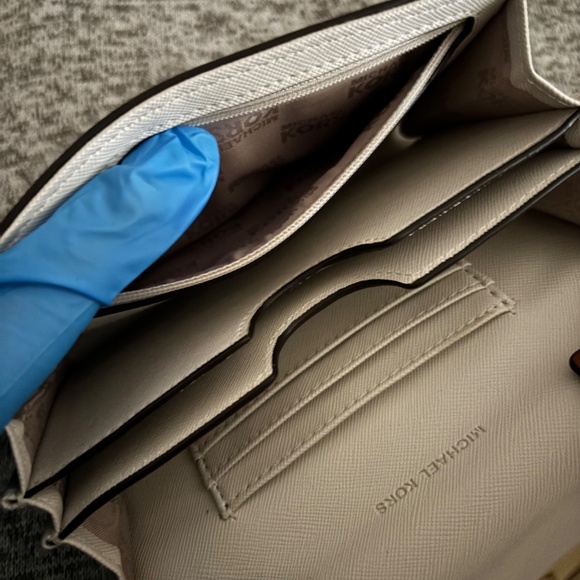 NWOT Michael Kors Hudson Vanilla Crossbody Adjustable Handbag w/Lots of Features - Picture 13 of 14